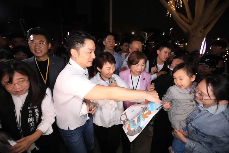    ▲蔣萬安分送姆明小提燈，遊客喜出望外。（圖／台中市政府提供，2026.03.02）  