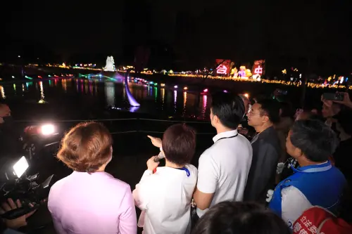 ▲盧秀燕親自為蔣萬安解說中台灣燈會的各區主題。（圖／台中市政府提供，2026.03.02）