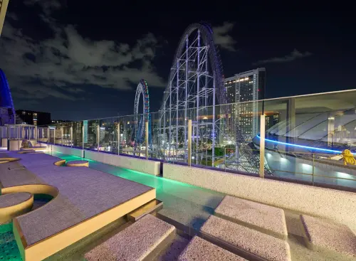 ▲東京巨蛋裡面的溫泉中心Spa LaQua，可一邊泡湯一邊欣賞樂園摩天輪、雲霄飛車與東京巨蛋景色。（圖／Spa LaQua）