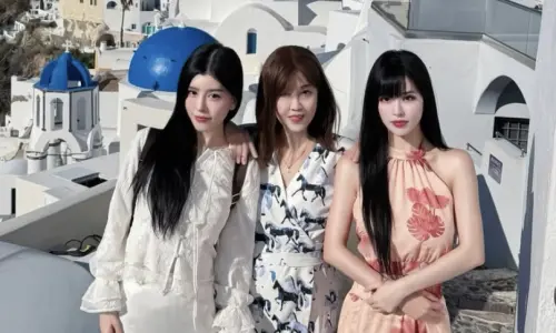 BY2罕見同框媽媽照片公開！超高顏值嚇瘋粉絲：根本就是三姊妹