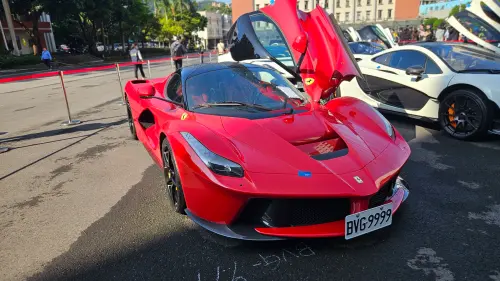 ▲「馬王」Ferrari LaFerrari起標價9700萬元，歷經4組競標者、13次喊價後以1億3500萬元拍定。（圖／記者劉松霖攝）