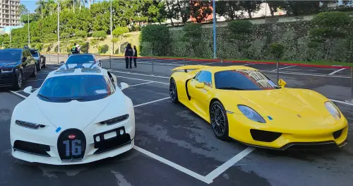 ▲「山豬王」Bugatti Chiron Sport（左）起標價9500萬元，因無人出價流標；「蛙王」Porsche 918 Spyder（右）起標價4100萬元，以5600萬拍出。（圖／記者吳翊緁攝）