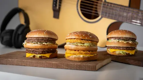 ▲麥當勞「大麥克家族」強勢限時回歸，超強15層口感征服老饕味蕾！還有戰勝套餐一起應援棒球經典賽中華隊。（圖/麥當勞提供）