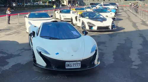 ▲McLaren P1（前）起標價6400萬元，拍賣過程均無人喊價，拍賣官宣布流標。（圖／記者吳翊緁攝）