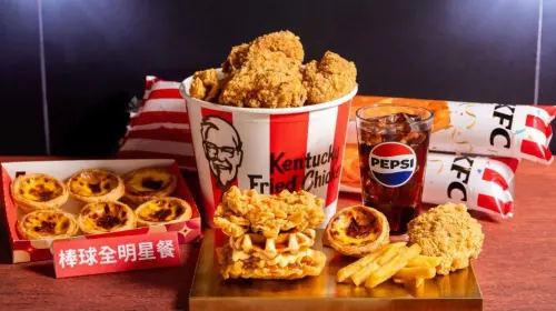 ▲肯德基應援2026WB世界經典棒球賽，包括炸雞、蛋撻都有優惠碼，另外還有新品楓糖風味鬆餅咔啦肉霸堡登場。（圖/肯德基提供）