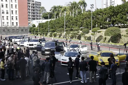 ▲太子集團33輛豪車在警專舉辦拍賣會，吸引266組、約500多人進場。（圖／記者吳翊緁攝）