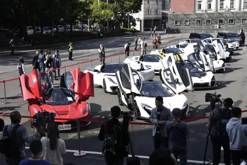 ▲太子集團豪車拍賣會也吸引大批平面及電子媒體出動多組記者到場採訪。（圖／記者吳翊緁攝）