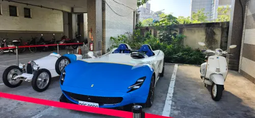 ▲FERRARI MONZA SP2（中）起標價9000萬，有應買人出價1億，仍未達到底標因而流標。（圖／記者吳翊緁攝）