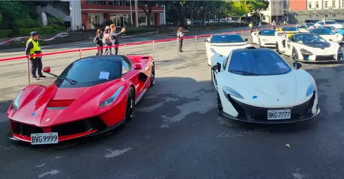 ▲這是在太子集團豪車拍賣會現場，全場關注的法拉利 LaFerrari（左）「馬王」以高達 1.35 億元天價成交，門檻之高令人咂舌。雖然大多數人無緣入手，但好市多的 499 元 F1 樂高賽車模型，無疑提供了一個更親民的圓夢選擇。圖為資料照。（圖／記者吳翊緁攝）