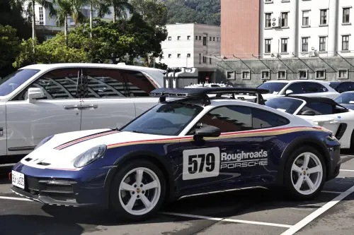 ▲PORSCHE 911 DAKAR起標價930萬元，拍定價1430萬。（圖／記者吳翊緁攝）