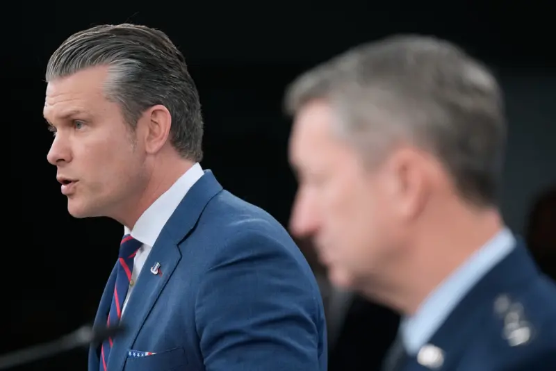 ▲國防部長赫格塞斯(Pete Hegseth)和參謀長聯席會議主席丹·凱恩將軍(Gen. Dan Caine)在美東時間2日上午8時舉行記者會,這是川普政府高層首次公開談論「史詩狂怒」行動。(圖/美聯社/達志影像)