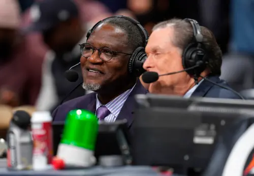 ▲威金斯（Dominique Wilkins）（左）現場見證庫明加表現，對其讚賞不已，甚至認為庫明加天賦高過於當年的自己。（圖／美聯社／達志影像）