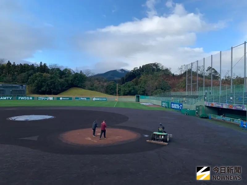 ▲經典賽中華隊今日將在宮崎SOKKEN球場進行官辦熱身賽，球場烏雲已散去，工作人員開始整土。（圖／記者陳柏翰攝,2026.3.3）