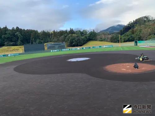 ▲經典賽中華隊今日將在宮崎SOKKEN球場進行官辦熱身賽，球場烏雲已散去，工作人員開始整土。（圖／記者陳柏翰攝,2026.3.3）