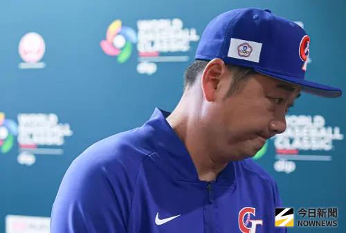 ▲面對7局提前結束比賽的沉重結果，曾豪駒總教練在賽後記者會上神情落寞，此前有他在場上被捕捉到疑似眼眶泛紅的畫面。（圖／記者葉政勳攝 ,2026.03.03）