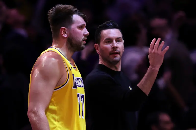 ▲洛杉磯湖人主帥瑞迪克（JJ Redick）與當家球星唐西奇（Luka Doncic）之間一度出現緊張氣氛。（圖／美聯社／達志影像）