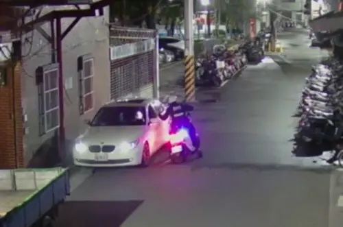 ▲涉案林男駕駛懸掛「AB牌」的BMW違停，另車內藏有毒品吸食器。（圖／警方提供）