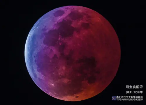 ▲月球「全食」階段，月面會完全隱沒在地影內，但陽光在穿過地球周邊的大氣層時，部分的紅色光會被大氣折射到月面上。（圖／台北市立天文館tam.gov.taipei）