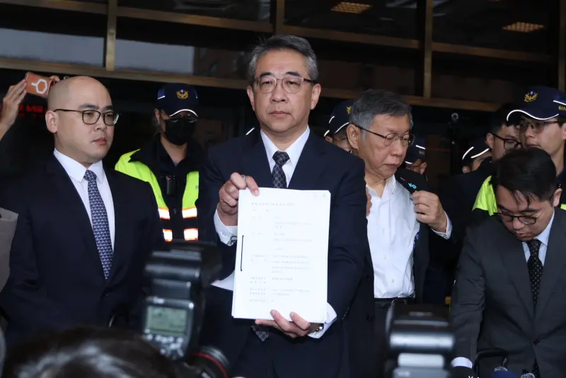    ▲柯文哲委任律師鄭深元質疑「騙票搜索」與不正訊問，向評鑑委員會遞狀。（圖／記者朱永強攝）  