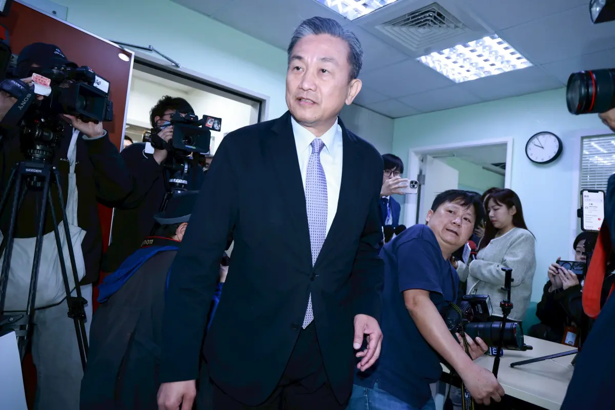 ▲王定宇遭爆奪人小三，今日上午親上火線回應，強調與前妻在去年初就協議簽字離婚，並說明與劉女是朋友，兩個單身的人做任何事情，不傷害別人、不違反法律。（圖／記者嚴俊強攝，2026.03.03）