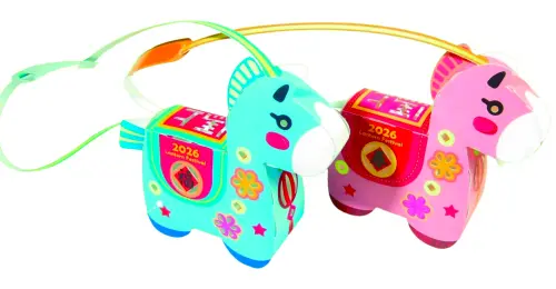 ▲家樂福生鮮滿500元贈馬鞍包小提燈一個，單筆限贈一個，全台限量1萬5000個。（圖／家樂福提供）