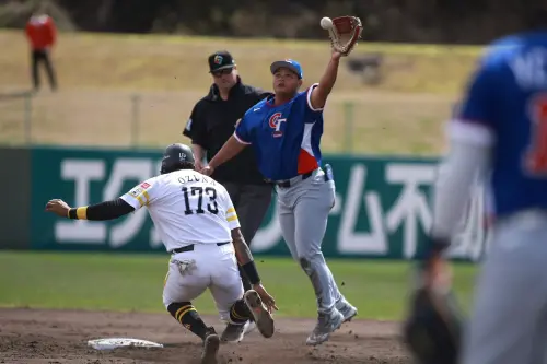 ▲WBC經典賽熱身賽中華隊李灝宇上演精彩雙殺守備。（圖／記者葉政勳攝）