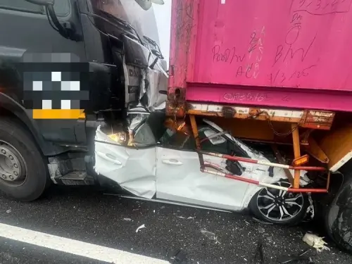 國1恐怖車禍！小客車遭撞成「夾心餅乾」嵌進大車底　駕駛慘死