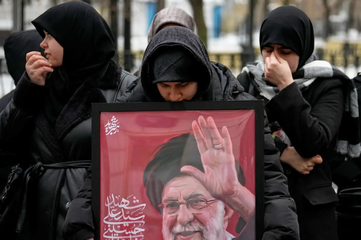 ▲有中東專家分析，美以2國恐怕誤判了伊朗神權政府的持久力。圖為伊朗最高領袖哈米尼死後，在俄羅斯的伊朗人，手捧他的照片哀悼。（圖／美聯社／達志影像）