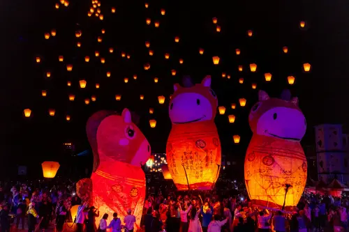 2026平溪天燈節今在「十分廣場」20呎天燈、流程表、交通接駁一覽