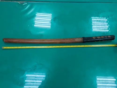 ▲謝男於犯案後隔天主動向鄰居道歉，今（3日）事發近2個月後監視器畫面再流出。（圖／警方提供）