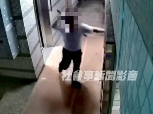 南港工程師「不滿鄰居愛檢舉」發酒瘋木刀砍門！事隔2月又被公審