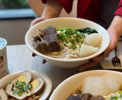 八方雲集開賣牛小排！雙品牌推一麵一飯　高單價切入高端排餐市場