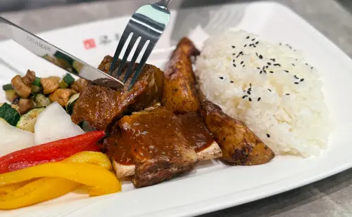 ▲梁社漢排骨品牌推出「美國帶骨牛小排飯」。（圖／八方雲集提供）