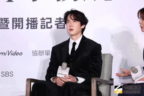 ▲柳演錫（如圖）以一身全白襯衫、黑色西裝現身記者會，來台過元宵節、大口吃湯圓。（圖／記者朱永強攝影）