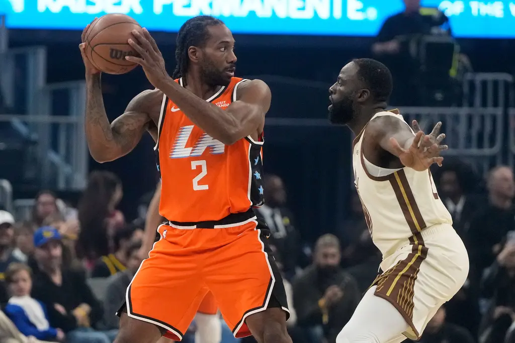 ▲NBA西區排名爭奪戰今（3）日上演一場戲劇性的對決，金州勇士在主場迎戰洛杉磯快艇。勇士上半場一度領先多達17分，卻在下半場徹底崩盤，末節遭快艇打出37：22的狂潮。最終，快艇以114：101逆轉擊敗勇士，雙方勝場差縮小至僅剩1.5場。（圖／美聯社／達志影像）