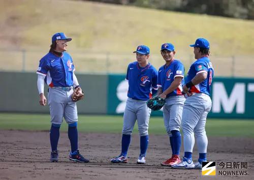 ▲WBC經典賽中華隊首場熱身賽，內野手張育成、林子偉、江坤宇、吉力吉撈·鞏冠在內野開會。（圖／記者葉政勳攝 ,2026.03.03）
