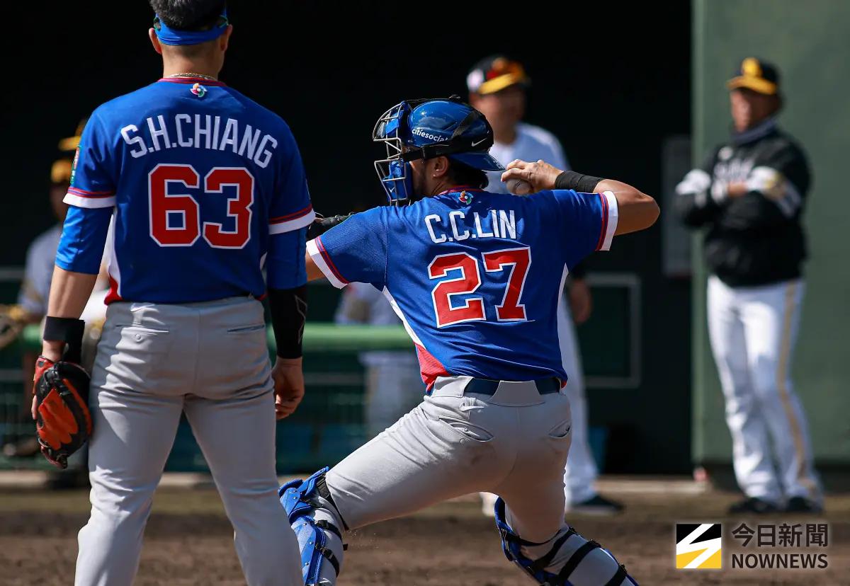 ▲WBC經典賽中華隊首場熱身賽，捕手林家正賽後留下來加練二壘阻殺傳球。（圖／記者葉政勳攝 ,2026.03.03）