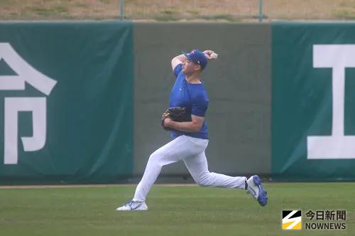 ▲WBC經典賽中華隊首場熱身賽，賽前投手陳柏毓進行傳球熱身。（圖／記者葉政勳攝 ,2026.03.03）