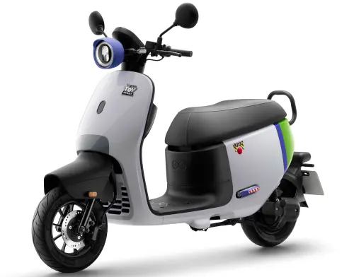 ▲Gogoro 正式宣布與迪士尼皮克斯《玩具總動員》聯名，選用 Gogoro EZZY 500 推出以巴斯光年打造「浩瀚宇宙號」車款。（圖／官方提供）