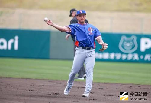 ▲李灝宇鎮守二壘防區，雖一度出現失誤，但隨後完成關鍵雙殺守備，獲得教練團高度信任，正賽定位未受動搖。（圖／記者葉政勳攝 ,2026.03.03）