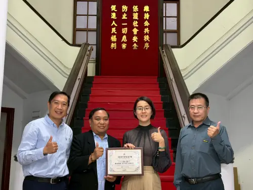 ▲一場「菲辦」直播守護4萬餘移工 「菲辦」贈一分局感謝狀（圖/記者鄧力軍翻攝）