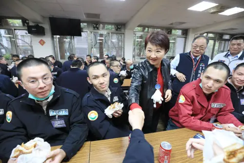 市長沒來沒關係－漢堡可樂要來　中市役男最愛