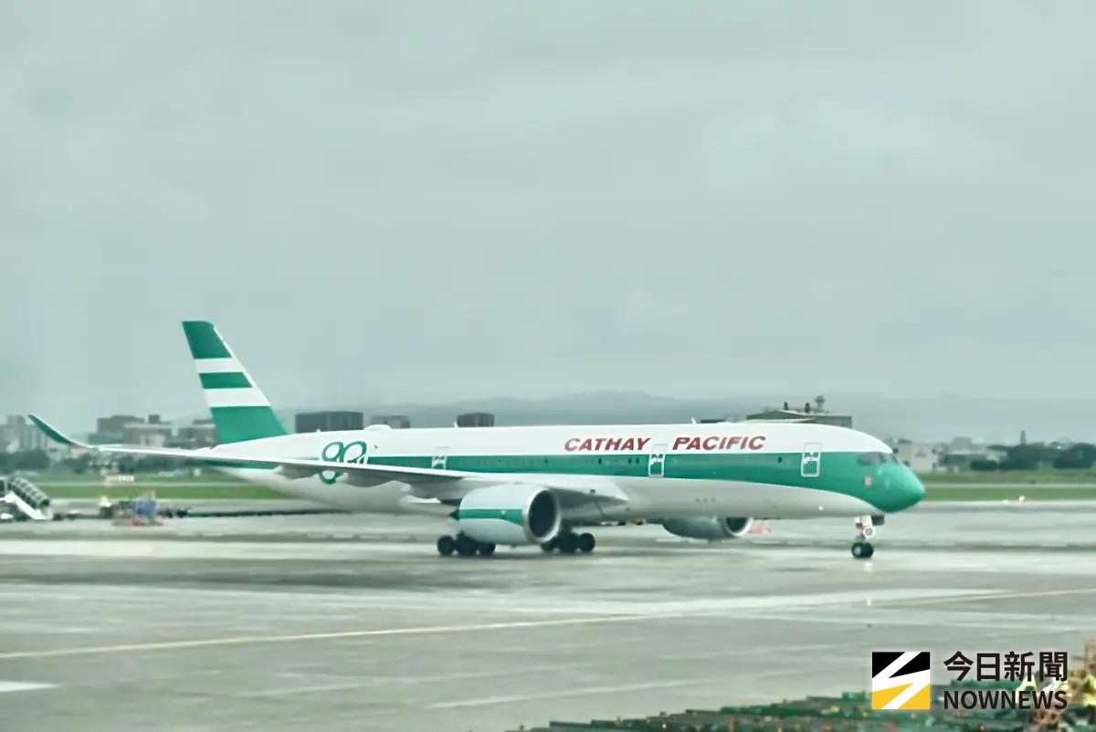 ▲國泰航空中巴士A350長程客機今換上致敬1970年代的復古塗裝「生菜葉三明治」。（圖／記者李青縈攝）