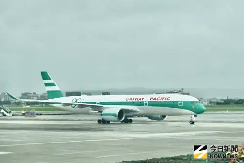 國泰航空慶80週年　復古塗裝「生菜葉三明治」抵台、歷代制服亮相