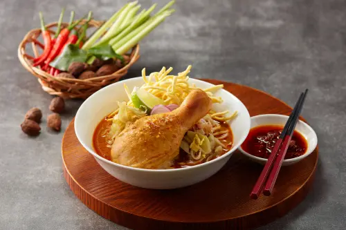 ▲「泰北黃咖哩雞腿麵」，還原清邁道地吃法，最大特色便是整份麵條一半烹煮、一半酥炸。（圖／Asia49提供www.mega50.com.tw/ch/asia49）