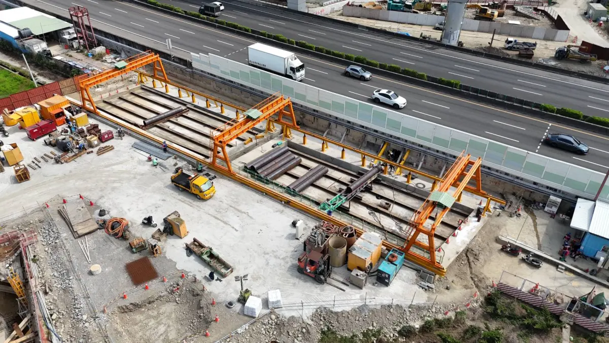 ▲建設局表示，穿越國道1號「開洞」，全國最大台中市政路延伸管冪工程邁入關鍵里程碑(圖／建設局提供2026.3.3)