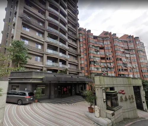 ▲王定宇密會劉怡萱豪宅挖出！台北隱密「愛巢」即為位於信義區吳興街 600 巷的指標豪宅「基泰帝景」（如圖），主打「一戶一梯廳」設計隔絕外界，實價最低 5000 萬。（圖／翻攝Google地圖）