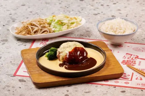 ▲王品集團「就饗鐵板燒」即日起重磅推出三道超下飯主餐，包含圖中的「爆醬起司和牛漢堡排」，還有「當紅辣子雞腿排」、「酸辣打拋和牛」。（圖／王品提供 www.wowprime.com/）