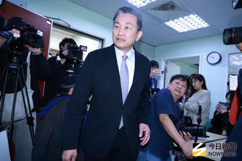 曾被噴漆「專玩人妻」！邱毅酸王定宇忙情事：國家大事都顧不了？