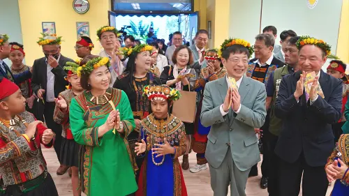 ▲館內設置原住民書籍專區與舒適閱讀角落，孩子們自在徜徉書海，展現專注神情。（圖／屏東縣府提供）